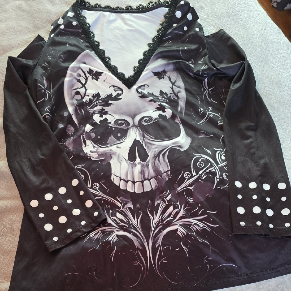 Skull Graphic V-Neck Long Sleeve Top - Black & White. Sz Med/lrg